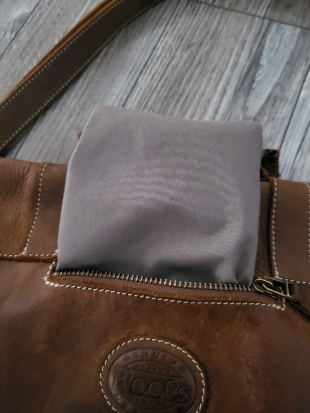 Roots Canada Vintage Tribe Leather Messenger Bag Brown - Picture 7 of 14